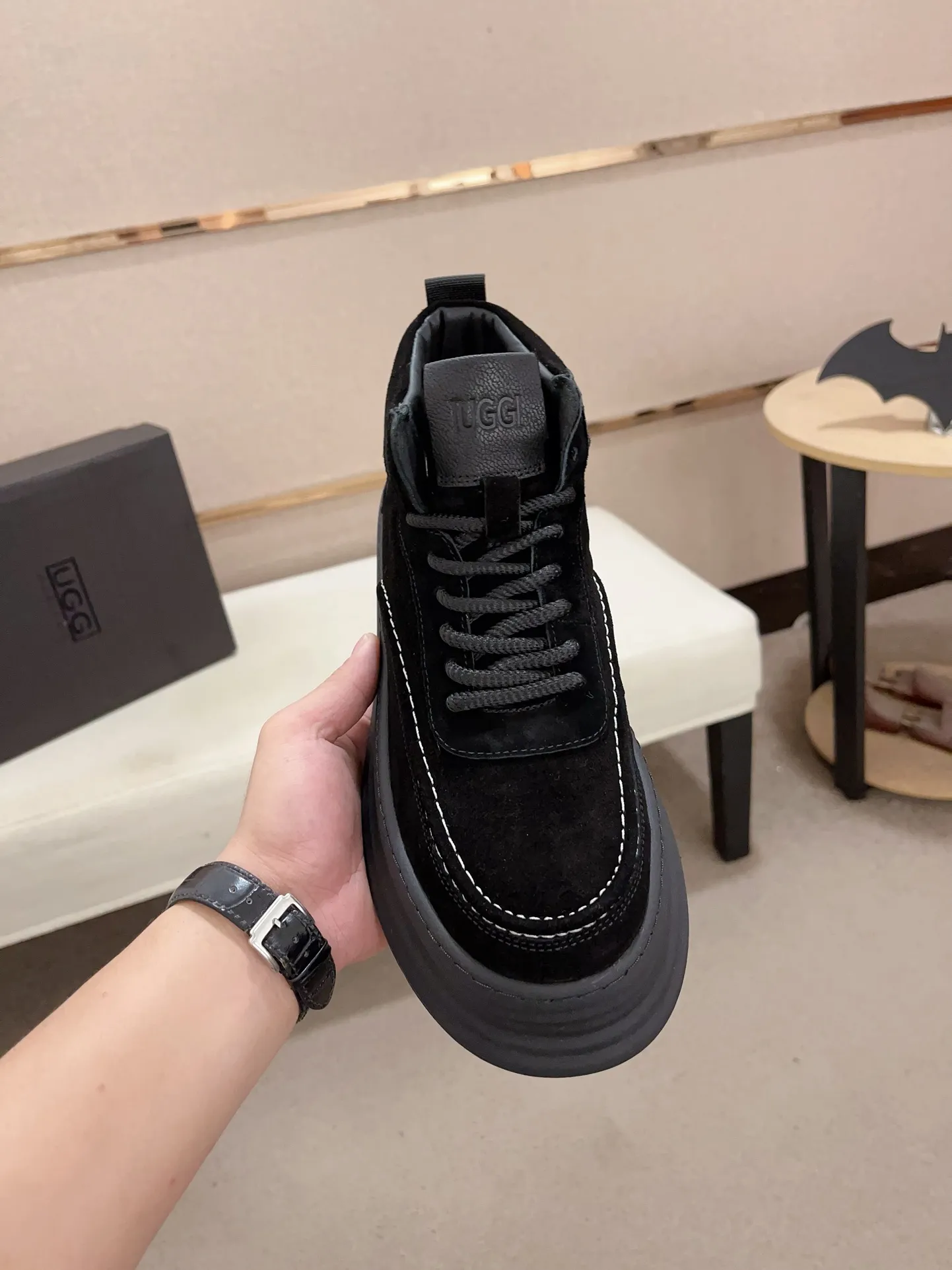 Factory price: 740💰North American men's shoes Ugg ☃️In the special sale of new high-quality men's shoes snow boots in autumn and winter, the nemesis of extreme cold weather! Made of cowhide leather, merino wool lining, and original outsole, whether driving, outdoor or daily wear, there is always one that suits you! Code number 39-44